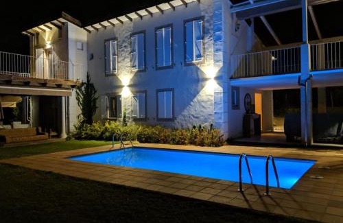 Candeleda Villa | Casa de lujo con piscina, pádel y BBQ