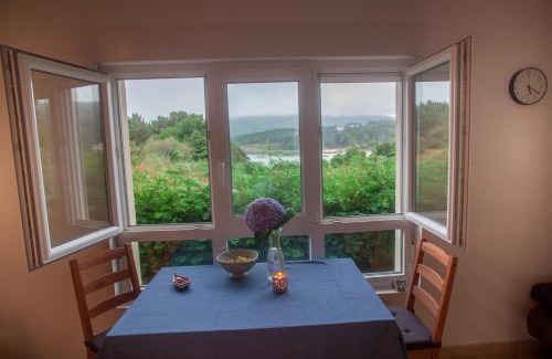 Cee Ski Chalet | Casa de Piedra Playa de Estorde con vistas al mar
