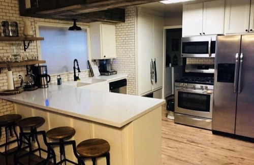 Fox Farm House | Casa de Shalom Hot Tub, BBQ, WiFi & Alexa!