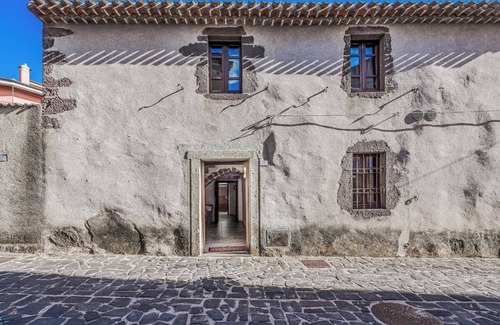 Seneghe House | Casa de Vila Bastante Renovada, com Terraço e Dois Banheiros