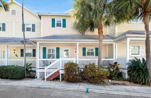 Key West House | CASA DE VINO ~ Amazing Price for Charming Townhouse with Pool & Tiki!