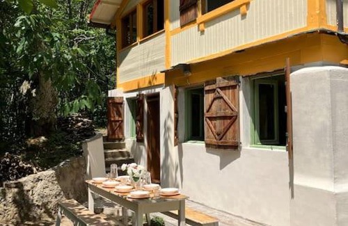 Saturnana House | Casa del Castagno: un nido nel castagneto