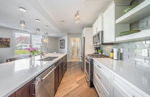 Westbank Condo | Casa del Mar! Pool, Tub & Refreshing Lakefront Resort