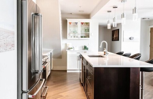 Westbank Condo | Casa del Mar! Pool, Tub & Refreshing Lakefront Resort