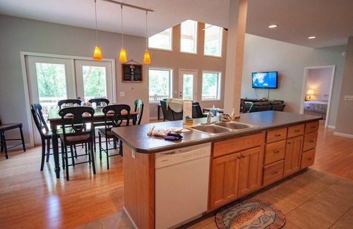 Hayesville House | Casa del Rio 3/2 on Hiawassee River w/HOT TUB on a Secluded Private lot