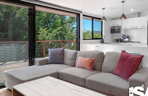 Jindabyne House | Casa Della Vita pet friendly modern townhouse