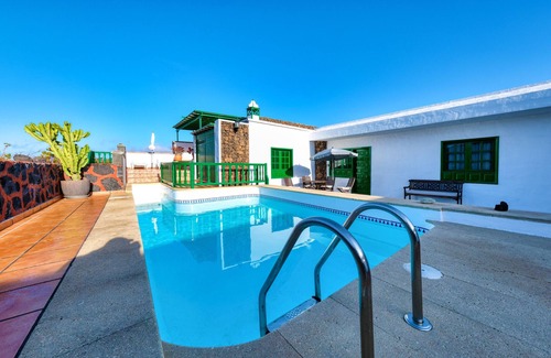 La Geria Ski Chalet | Casa Diama 2: view of La Geria and shared pool