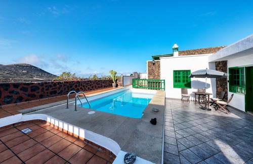 La Geria Ski Chalet | Casa Diama 2: view of La Geria and shared pool