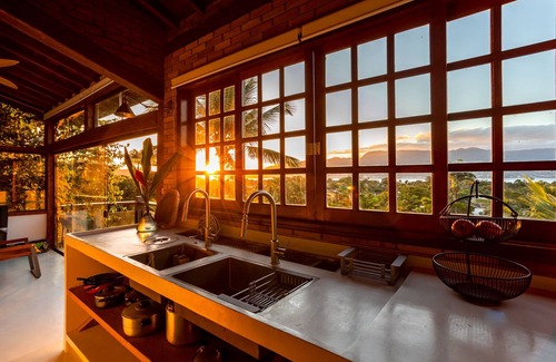 Centro Comercial House | Casa em Condomínio em Ilhabela com Piscina e Vista Para o mar