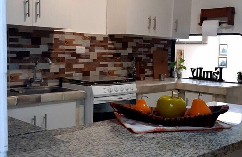 San Eduardo Villa | Casa en la Cdla El Paraiso al norte de la ciudda frente a Mirafloresf