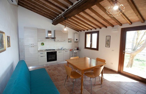Chiusi House | Casa Fattorina D: A characteristic and welcoming apartment surrounded by the greenery, with Free WI-FI.