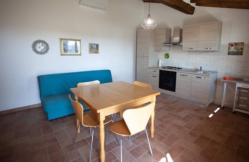 Chiusi House | Casa Fattorina D: A characteristic and welcoming apartment surrounded by the greenery, with Free WI-FI.