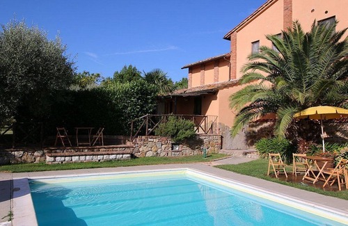 Castiglione del Lago House | Casa Flora M: A characteristic and welcoming apartment that is part of a villa surrounded by the greenery, with Free WI-FI.