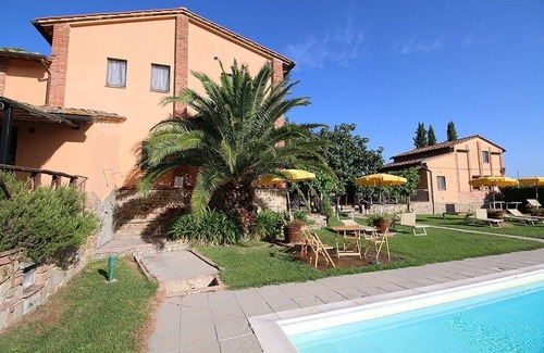 Castiglione del Lago House | Casa Flora M: A characteristic and welcoming apartment that is part of a villa surrounded by the greenery, with Free WI-FI.