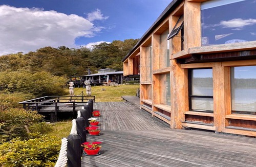 Quemchi House | Casa Galpón a Orilla del Mar