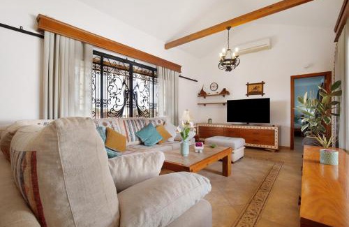Triquivijate House | Casa Glory