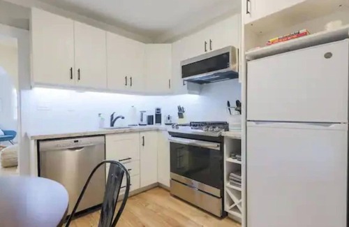 Leslieville Hotel | Casa Hotel: Modern 2BR Suite in Leslieville