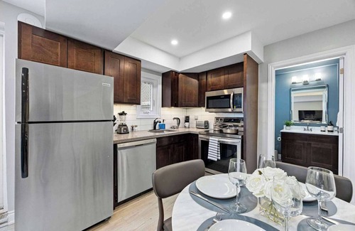 Forest Hill South House | Casa Hotel: Stylish Modern Family Suite w Patio