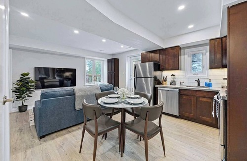 Forest Hill South House | Casa Hotel: Stylish Modern Family Suite w Patio