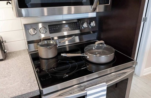 Forest Hill South House | Casa Hotel: Stylish Modern Family Suite w Patio