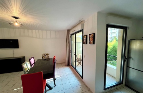 Saint-Denis Apartment | Casa Jamin - Metro - Wifi - Parking - TERRACE - Dream Host
