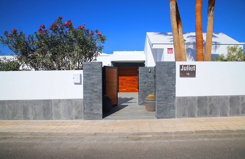 Puerto del Carmen Villa | Casa Juliet,5 Bedroom,4 Bathrooms.nsleeps 14.private heated pool .free air con.