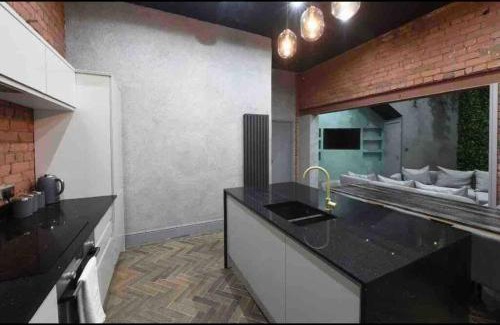 Manchester Apartment | Casa Jungle Slps 20 Mcr Centre Hot tub, bar and cinema Room Leisure suite