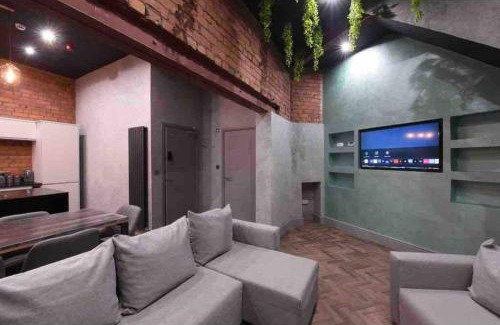 Manchester Apartment | Casa Jungle Slps 20 Mcr Centre Hot tub, bar and cinema Room Leisure suite