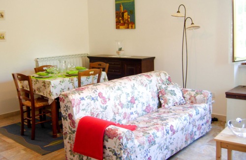 Montecchio House | Casa l'Arcobaleno : 3 holiday homes with pool