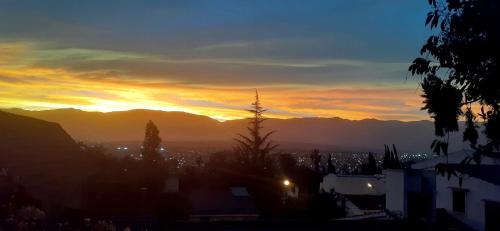 Salta House | Casa laberinto, Entre cerros, cómoda cama de 2x2