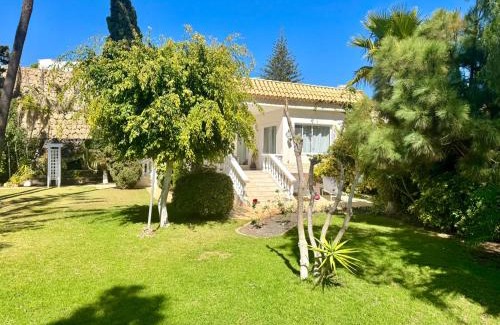 La Camella House | Casa Lilo, en jardin grande, con una gran piscina y barbacoa