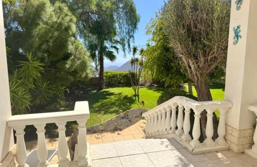La Camella House | Casa Lilo, en jardin grande, con una gran piscina y barbacoa
