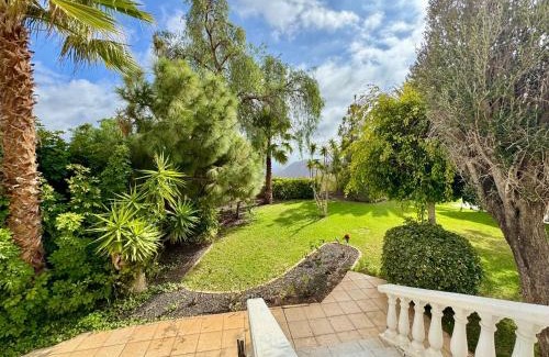 La Camella House | Casa Lilo, en jardin grande, con una gran piscina y barbacoa