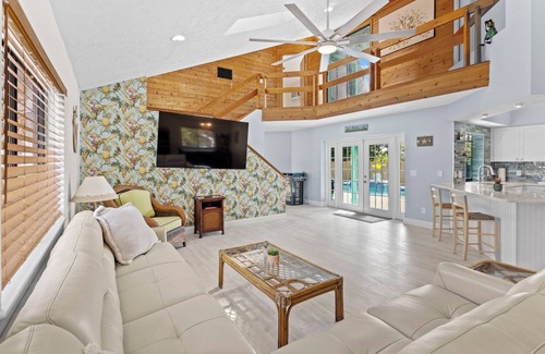 Jensen Beach House | Casa Linda - Charming 3-bedroom house with WiFi, AC in pleasant Jensen Beach