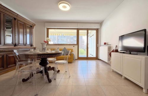 Dergano Apartment | Casa Livigno, large terrace next to M3