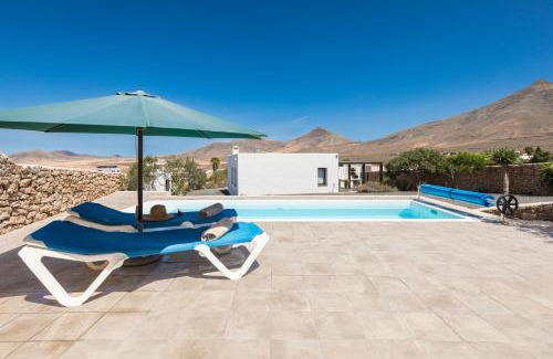 Tindaya House | Casa Marisa with Heated Pool & Garden