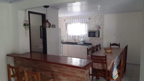 Balneario Arroio do Silva House | Casa Marron com vista para o mar 2, com mesa de Sinuca - 2 Km Centro