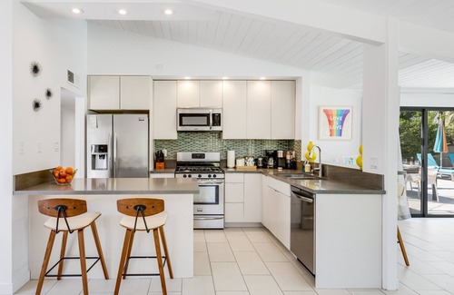 Palm Springs House | Casa Mila - Vibrant & Charming Mid-Mod Retreat w Amazing Pool/Spa & EV Charger