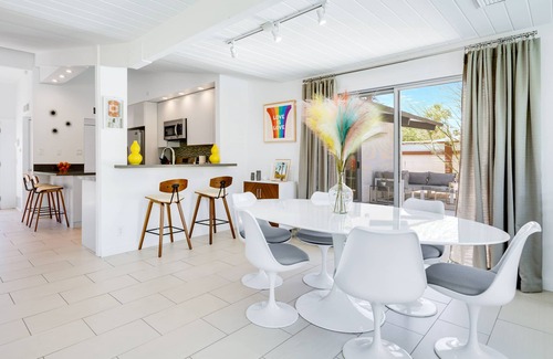 Palm Springs House | Casa Mila - Vibrant & Charming Mid-Mod Retreat w Amazing Pool/Spa & EV Charger