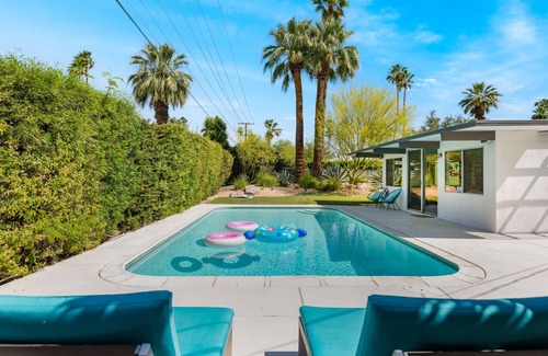 Palm Springs House | Casa Mila - Vibrant & Charming Mid-Mod Retreat w Amazing Pool/Spa & EV Charger