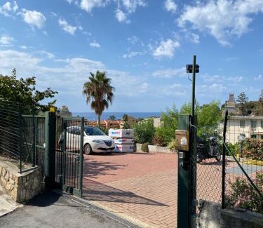 Sanremo Apartment | CASA MIMOSA: relax, vista mare, parcheggio gratis