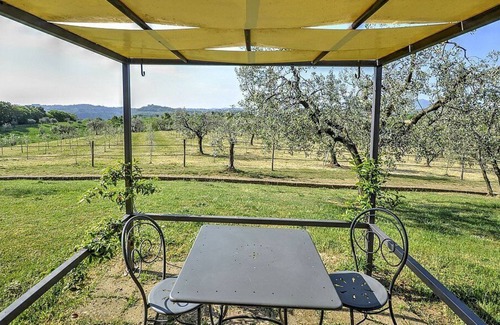 Tarano House | Casa Norberto F, fully refundable with voucher*: A graceful studio apartment surrounded by meadows and by green hills.
