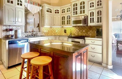 Springdale House | Casa Oasis Extra Large home centrally located