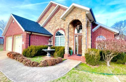 Springdale House | Casa Oasis Extra Large home centrally located