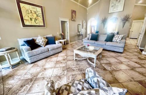 Springdale House | Casa Oasis Extra Large home centrally located