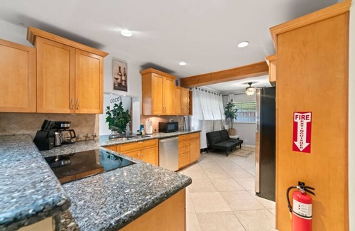 North Central Hollywood Villa | Casa Palma | Pool | 15min Beach | Pool table