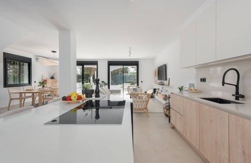 San Pedro de Alcantara Ski Chalet | Casa Petunias – 3 Bed Beachside Retreat in San Pedro!