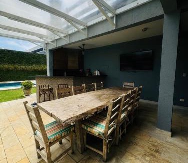 Jardim Acapulco House | Casa pet friendly Guarujá condomínio Jardim Acapulco