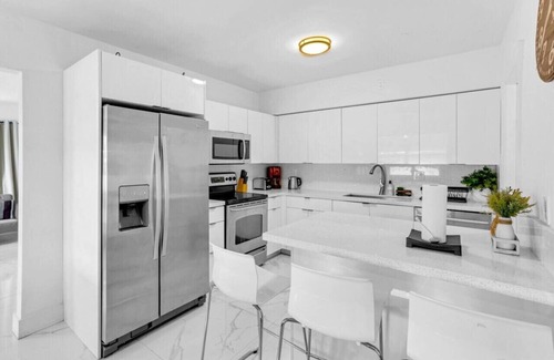 Hallandale Beach House | Casa Playa 4 bedrooms 8 min to beach