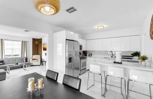Hallandale Beach House | Casa Playa 4 bedrooms 8 min to beach